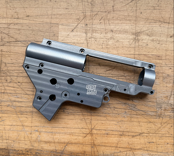 CNC dělený mechabox V2 (8mm) - QSC 2025